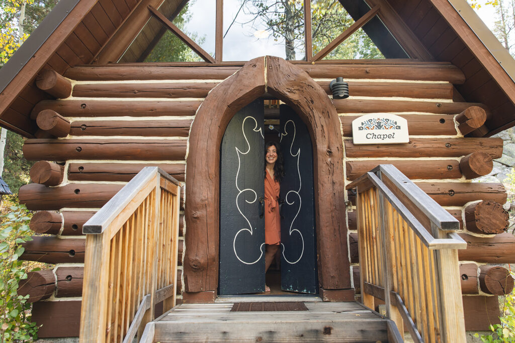 bride getting ready at a cabin in desolation hotel