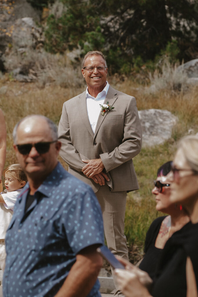 groom waiting at the aisle at the fishing platforms